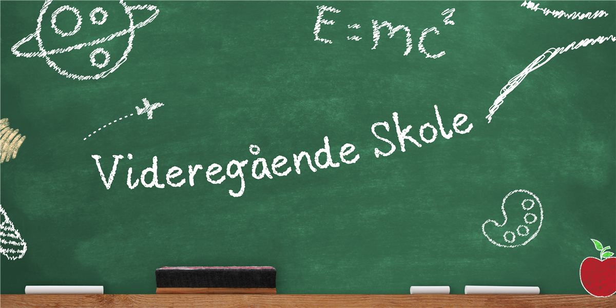 En skole tavle med hvitt kritt skrevet på grønn bakgrunn. Det står "Videregående skole" med ulike grafikk elementer rundt på tavla, en måne, farge palett, et eple, et fly - Klikk for stort bilde